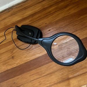 Magnifying Glass with Light - perfect for Crafts or Puzzles